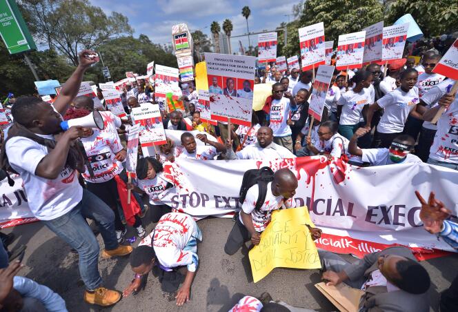 Des Kényans, dont des avocats et des membres de la société civile, manifestent à Nairobi en réponse aux allégations de torture et d’exécution extrajudiciaires de trois civils perpétrées par la police.