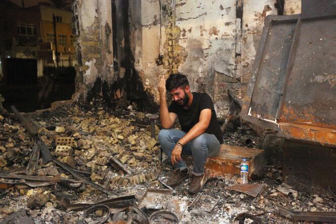 Un homme qui a perdu son frère revient, lundi 4 juillet, sur les lieux de l’attentat qui a frappé Bagdad deux jours plus tôt.