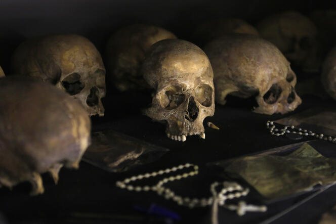 Des crânes humains de victimes du génocide, exposés au Kigali Genocide Memorial Centre. Les effets personnels retrouvés à côté des corps sont aussi là, en l’occurence des crucifix.