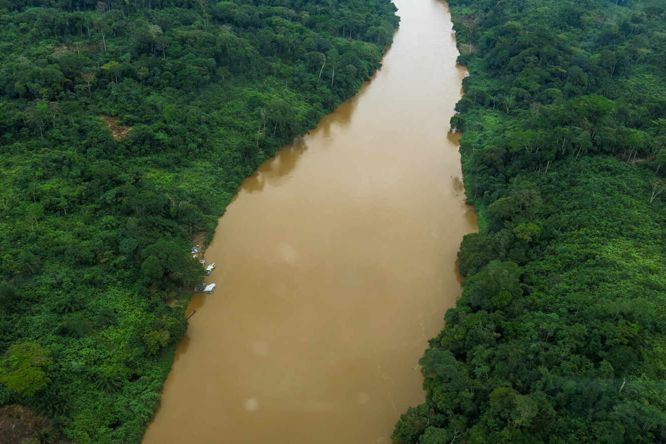 La rivière Ulindi, à l’est du Congo, charrie de l’or dans ses alluvions. Mais elle est aussi infestée de groupes armés, les Raia Mutumboki, qui rançonnent les orpailleurs et que la société chinoise Kun Hou a payés pour qu’ils la protègent.