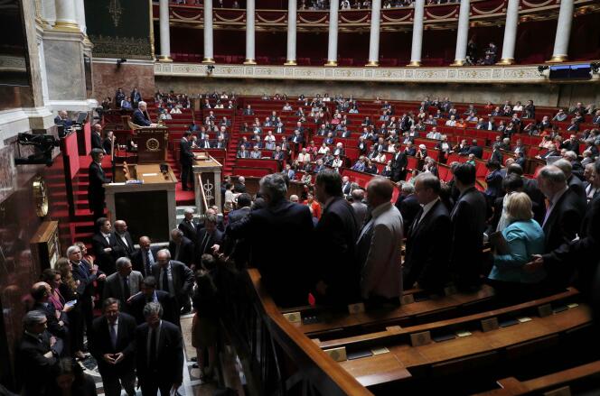 Les députés Les Républicains quittent les bancs de l’Assemblée nationale, mardi 5 juillet, alors que Manuel Valls annonce le recours au 49.3 pour faire passer la loi travail.