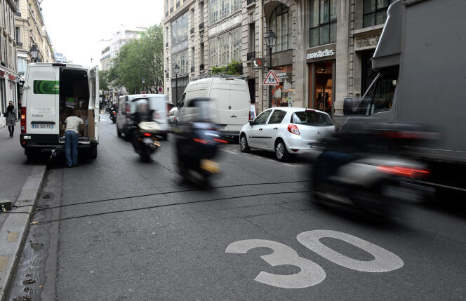 Limitation de vitesse à 30 km/h dans une rue de Paris en 2015.