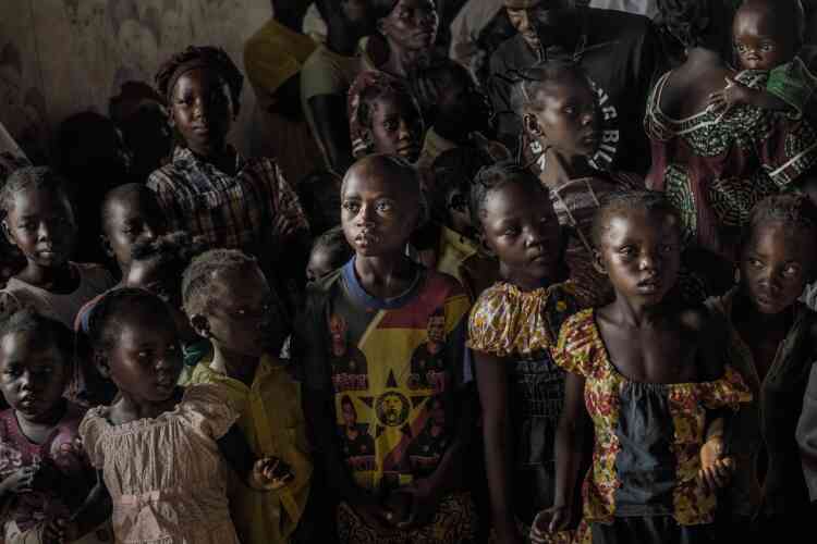 Des enfants pendant la messe à Carnot, dans l’ouest du pays. Pour fuir les violences, de nombreux Centrafricains musulmans ont rejoint le camp de l’église catholique de Carnot, dont l’enceinte était devenue une enclave au sein même de la ville. Aujourd’hui, beaucoup craignent toujours de rentrer chez eux.