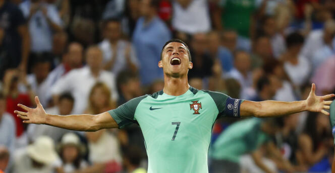 Cristiano Ronaldo à la fin de la demi-finale contre le Pays de Galles, mercredi 6 juillet, à Lyon.