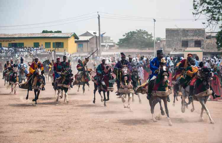 Le 6 juillet 2016, la procession du Durbar est aussi marquée par des courses équestres. Ici, les cavaliers se dirigent vers le palais de l’émir, à Kano.