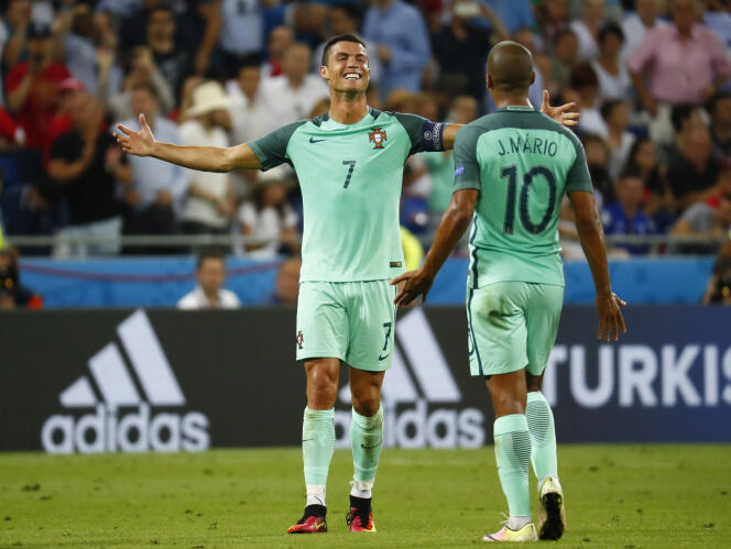 Cristiano Ronaldo avec Joao Mario à l’issue de la demi-finale contre le Pays de Galles, le 6 juillet, à Lyon.