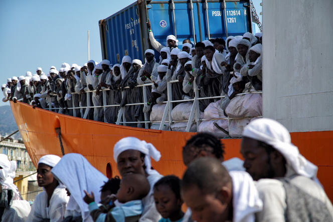 Des migrants débarquent de l’« Aquarius » à Messine, en Sicile, le 26 juin 2016.