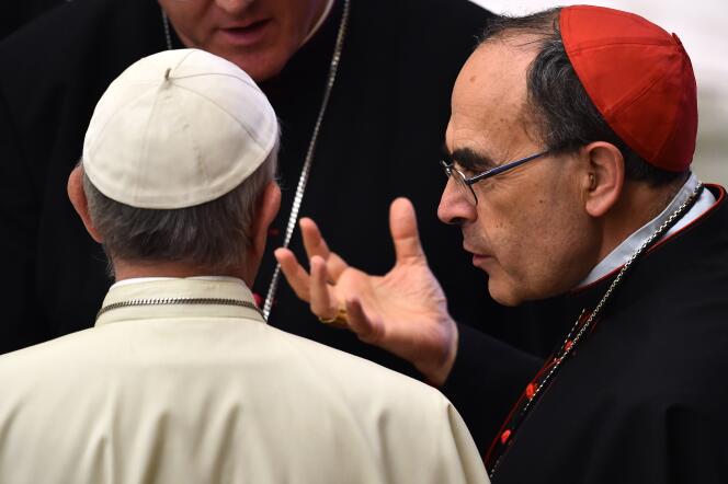 Le cardinal Barbarin (à droite) avec le pape François (de dos), le 6 juillet au Vatican.