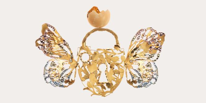 Broche Schiaparelli haute couture, collection printemps-été 2016. Laiton doré à l’or fin et cristaux.