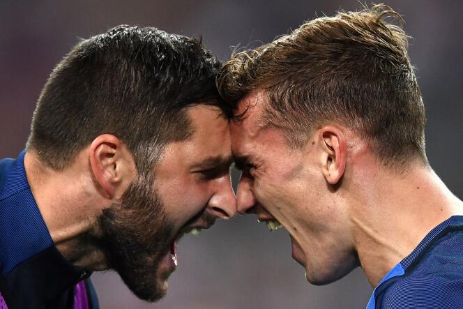 La joie d’André-Pierre Gignac et Antoine Griezmann après le deuxième but marqué par la France contre l’Allemagne en demi-finale de l’Euro 2016.