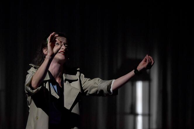 La comédienne Noémie Gantier du collectif « Si vous pouviez lécher mon cœur » durant les répétitions de « 2666 » mis en scène par Julien Gosselin, à Avignon, le 6 juillet 2016.