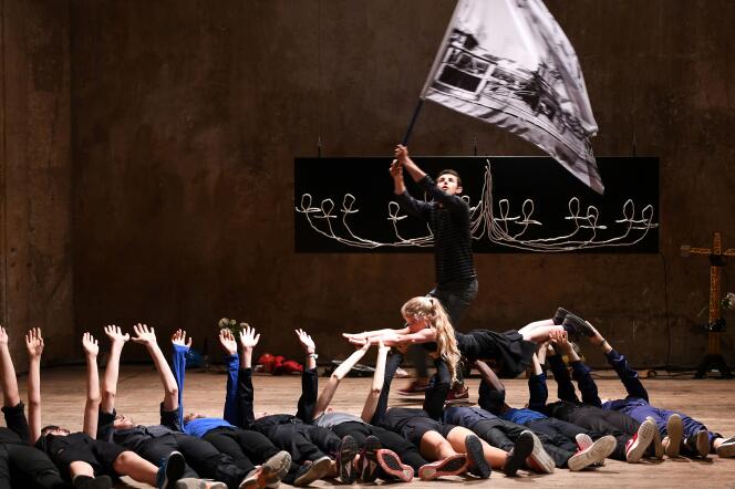 « Au cœur » , le spectacle du chorégraphe et metteur en scène Thierry Thieû Niang présenté à Avignon avec  douze adolescents amateurs.