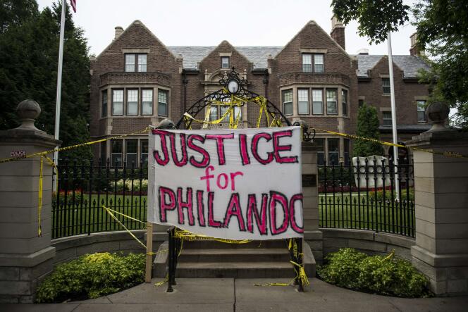 Une pancarte « justice pour Philando » devant la maison du gouverneur du Minnesota, le 7 juillet 2016.