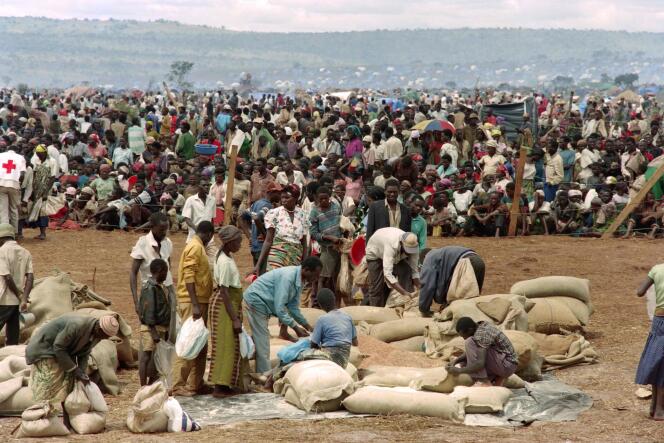 Des réfugiés rwandais fuyant les massacres dans un camp à Benako, en Tanzanie, le 20 mai 1994.