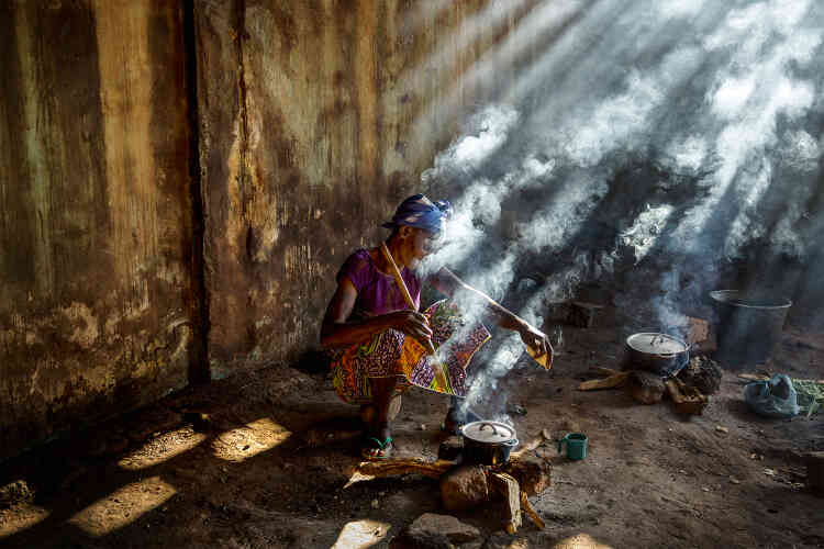 Une femme en train de cuisiner dans l’enceinte de l’hôpital de Bambari.