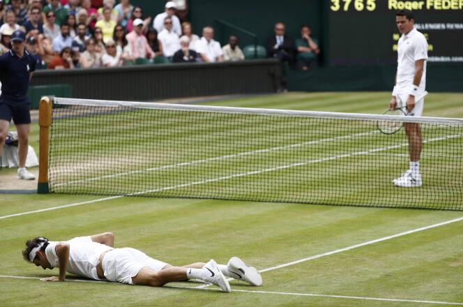 Non, Roger Federer ne s’est pas infligé une série de pompes en pleine demi-finale. Il a simplement été victime d’une vilaine chute.