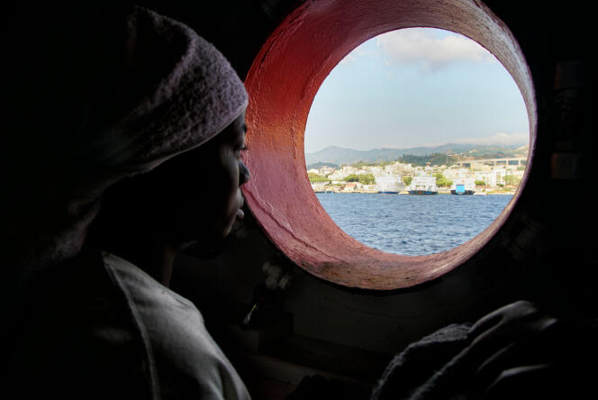 Une migrante secourue à bord du vaisseau « Aquarius » arrive au port de Messine en Sicile, le 25 juin.
