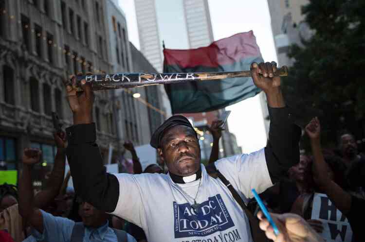 Le 7 juillet 2016, lors de la manifestation contre les violences policières organisée à Dallas, un homme porte une banderole sur laquelle est écrit « Black power ».
