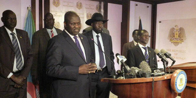 Le vice-président du Soudan du Sud Riek Machar (gauche) et le président du président Soudan du Sud Salva Kiir (centre), entourés d’autres représentants du gouvernement, lors d’une conférence de presse, à Juba, le 8 juillet 2016.
