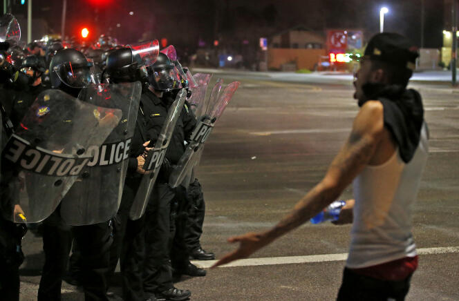 Un manifestant interpelle la police lors d’une marche de protestation contre les violences policières, le 8 juillet à Phoenix. 