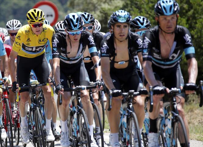 Le maillot jaune Christopher Froome avec ses coéquipiers de l’équipe Sky, lors de la neuvième étape du Tour de France, entre Vielha Val d’Aran et Andorre Arcalis, dimanche 10 juillet.