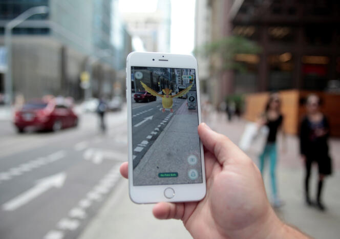 Un utilisateur de « Pokémon Go » dans les rues de Toronto, au Canada, le 11 juillet.