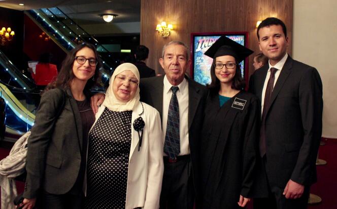 Emna Limam, diplômée d’un doctorat de physique-chimie, avec sa famille.