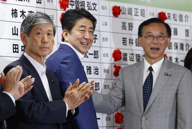 Le premier ministre Shinzo Abe lors de l’annonce des résultats des élections à la Chambre haute du Parlement, à Tokyo, le 10 juillet.