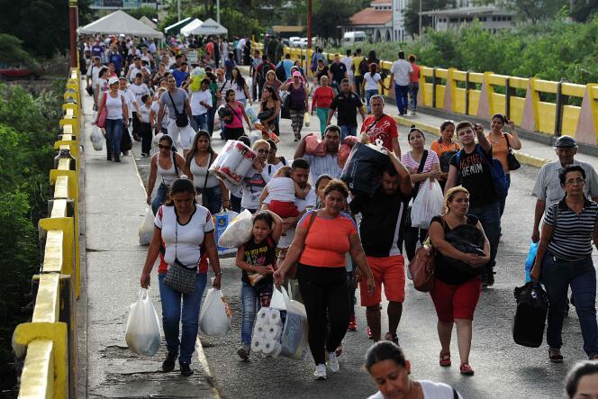 Des Vénézuéliens reviennent de la ville colombienne de Cucuta, le 10 juillet 2016.
