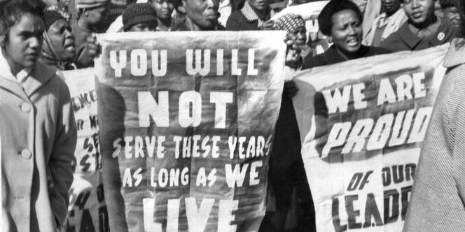 Des femmes manifestent devant la Cour suprême de Pretoria le 16 juin 1964 après le verdict du procès Rivonia, durant lequel huit militant anti-apartheid dont Nelson Mandela ont été condamnés au bagne à vie.