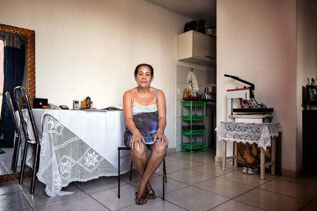 Isabella Ribeiro, 57 ans, ancienne couturière, vit seule à Colônia. Elle se plaint du prix des factures et regrette de ne plus pouvoir exercer son métier comme lorsque elle habitait dans la communauté de Vila Autodromo, son ancienne favela.