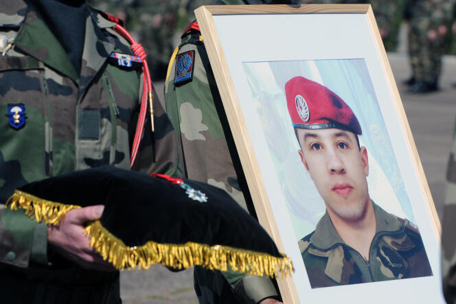 La remise posthume de la Légion d’honneur à Abdel Chennouf, caporal-chef au 17e régiment du génie parachutiste de Montauban et victime de Mohamed Merah, le 15 mars 2013.