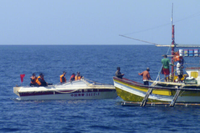 Un pêcheur philippin approché par des gardes-côtes chinois en mer de Chine méridionale, le 27 février 2015.