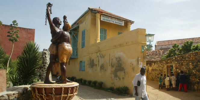 Une statue, symbole de l’esclavage, trônant dans une rue de l’île de Gorée, au large du Sénégal.