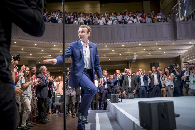Emmanuel Macron anime le premier meeting de son mouvement politique En marche ! dans la salle de La Mutualité à Paris, mardi 12 juillet 2016.