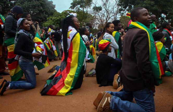 Des militants du mouvement de protestation non violent venus soutenir le pasteur Evan Mawarire devant le tribunal de Harare, le 13 juillet 2016.