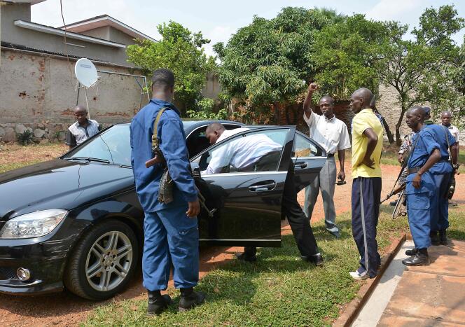 Des officiers de police inspectent le véhicule de l’ancienne ministre Hafsa Mossi dans lequel elle a été assassinée le 13 juillet 2016.