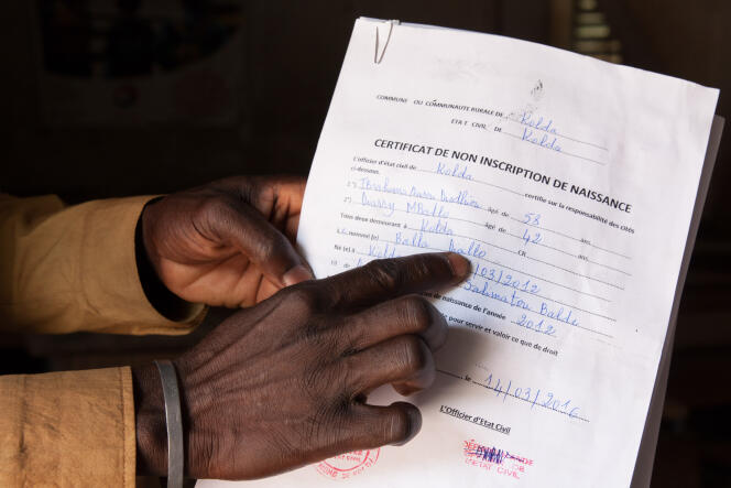 Certificat de non-incription à l’état civil sénégalais. Ce document est indispensable pour être régularisé auprès de l’administration. Mamadou collecte ceux de ses élèves pour les transmettre régulièrement au préfet de sa région.