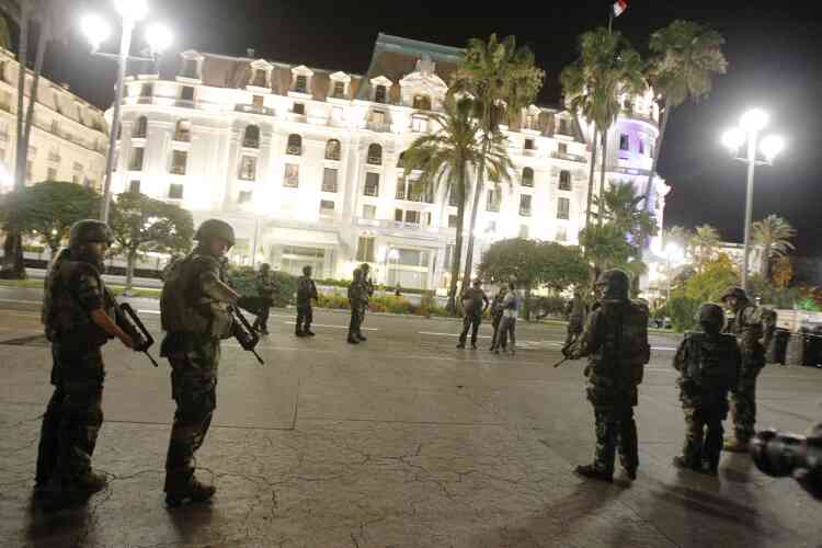 Des militaires déployés sur la promenade des Anglais après l’attaque. Des papiers d’identité au nom d’un Franco-Tunisien ont été retrouvés à l’intérieur du camion blanc ayant servi à l’attentat meurtrier de Nice jeudi.