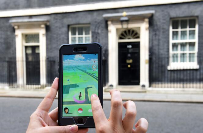 Un joueur de Pokémon Go devant le 10 Downing Street, à Londres.