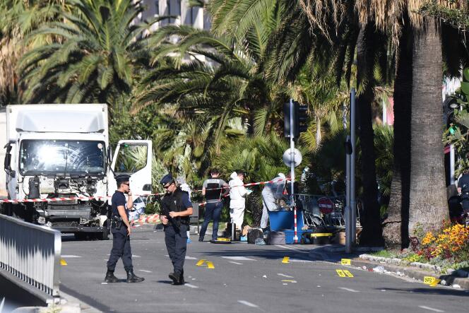 La police inspectait, vendredi matin, le camion du terroriste sur la promenade des Anglais, à Nice.