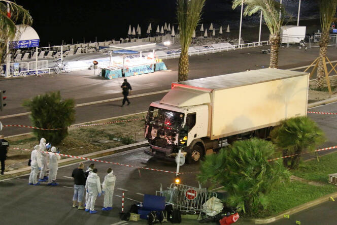 La police inspecte le camion utilisé pour l’attentat de Nice.