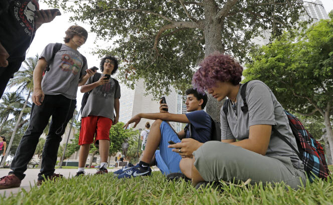 Des joueurs de « Pokémon Go » réunis à Bayfront Park, un jardin de Miami.