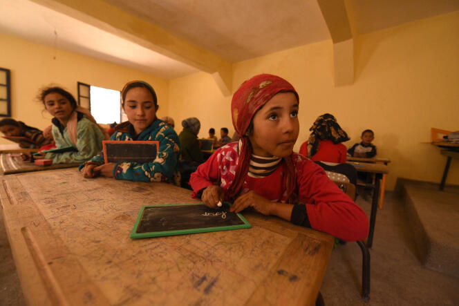 Des enfants d’une classe de primaire dans le village de Taghzirt, dans le Haut-Atlas marocain, en mars 2016.