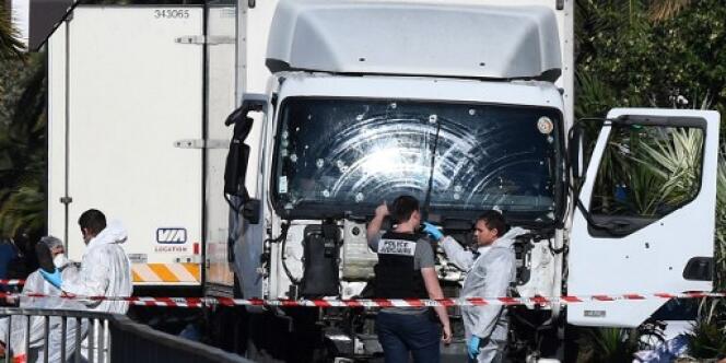 Sur la promenade des Anglais, à Nice, le camion qui a servi à l’attentat terroriste, causant la mort de 84 personnes le 14 juillet 2016.