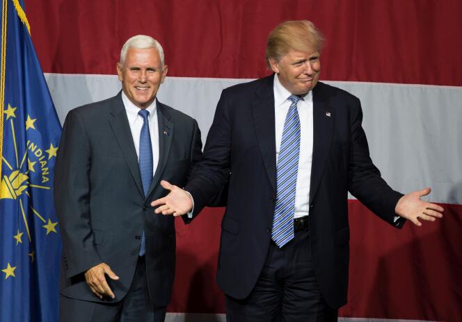 Le gouverneur de l’Indiana, Mike Pence, au côté de Donald Trump, le 12 juillet, à Westfield.