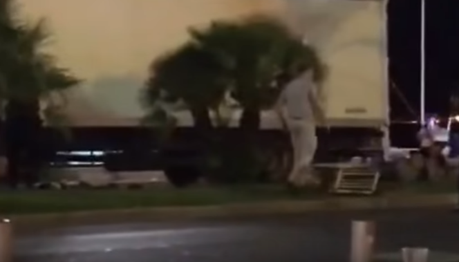Un homme passe à proximité du camion du tueur de Nice jeudi 14 juillet.