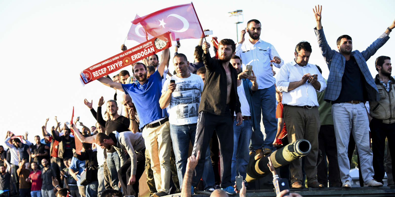 Le président Erdogan a dénoncé « une trahison » menée dans la nuit de vendredi à samedi par des soldats putschistes. Plus de 2 800 personnes ont été arrêtées dans le pays, ont annoncé les autorités samedi.