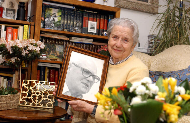 Raymonde Tillon, avec le portrait de son mari Charles Tillon, le 26 avril 2005.