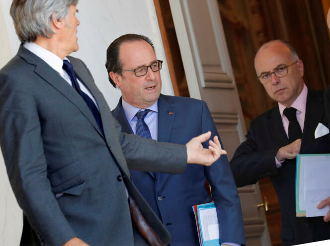 Le ministre de l’intérieur Bernard Cazeneuve (à droite) avec le président François Hollande, le 16 juillet à l’Elysée.
